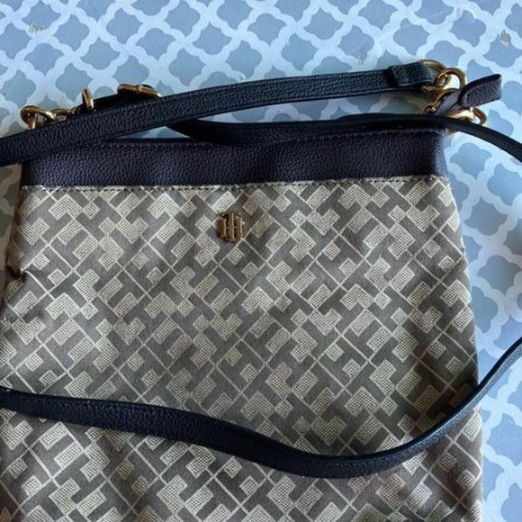 TOMMY HILFIGER MONOGRAM LADIES SLING - Picture 3 of 3